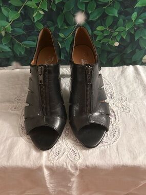 Aerosoles Black Leather Peep-Toe Zipper Heels